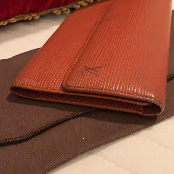 Authentic Louis Vuitton long epi wallet unisex - Picture 5 of 16